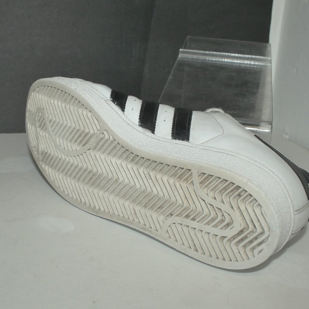 Adidas Superstar Classic Shoe Sneakers Men's 7.5  will fit Woman Size 9 - Picture 6 of 7